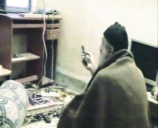 Die Videoaufnahmen beschlagnahmte die Navy, nachdem sie am Montag Osama Bin Laden getötet hatte. Die fünf Videos, welche die Geheimdienstler gestern der Presse vorführten, erlauben der Öffentlichkeit einen ersten Einblick in das Leben, das Bin Laden hinter den Mauern seines Anwesens in einem Vorort in Pakistan führte.