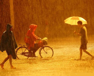 Gesternabend erlebte Wuhan, Hauptstadt der Provinz Hubei das erste Gewitter dieses Sommers. Bei dem heftigen Regenschauer mit Blitz- und Donnerschlägen prasselten innerhalb nur einer Stunde 300 Millionen Tonnen Wasser auf die zentralchinesische Stadt herab.