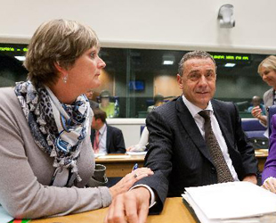 Am Dienstag gibt es wegen des EHEC-Erregers in Luxemburg ein Krisentreffen der 27 EU-Landwirtschaftsminister. Dabei soll über die Bekämpfung der Epidemie sowie deren negative Auswirkungen auf die Landwirtschaft in der EU diskutiert werden.