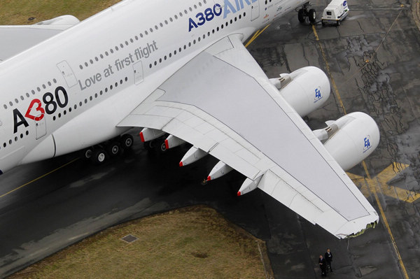 Ein Superjumbo A380, das Star-Produkt von Airbus, muss der Internationalen Luftfahrtausstellung in Paris von 20. bis zum 26. Juni 'Tschüss' sagen. Am vergangenen Sonntag war die rechte Tragfläche des Flugzeuges gegen ein Gebäude neben der Rollbahn gestoßen und wurde dabei beschädigt. Ein Superjumbo A380, das Star-Produkt von Airbus, muss der Internationalen Luftfahrtausstellung in Paris von 20. bis zum 26. Juni 'Tschüss' sagen. Am vergangenen Sonntag war die rechte Tragfläche des Flugzeuges gegen ein Gebäude neben der Rollbahn gestoßen und wurde dabei beschädigt.