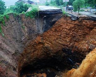 Mehr als 70 Kilometer Deiche können den Wassermassen in Lanxi, einer Stadt in der ostchinesischen Provinz Zhejiang, bald nicht mehr Einhalt bieten. Sie stehen kurz vor dem Überlaufen.