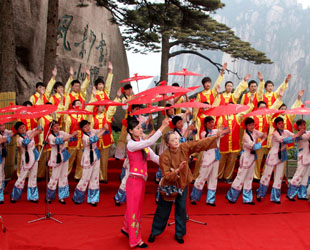 Beamte und Arbeiter aus der Reisezone des Gelben Gebirges veranstalteten zum ersten Mal vor dem 'Nationalschatz', der gastbegrüßenden Kiefer, einen Wettkampf revolutionärer Gesänge. Dessen Thema lautete 'ein Volkslied für die Kommunistische Partei (KP) Chinas singen'.