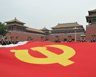 Zu Beginn dieses Monates wurde eine riesige Parteiflagge mit einer Fläche von 90 Quadratmetern auf dem Mittagstor-Platz der Verbotenen Stadt gezeigt. Diese ist ein Geschenk zu dem 90. Geburtstag der Kommunistischen Partei (KP) Chinas.