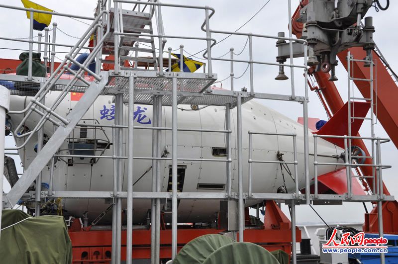 Chinas bemannte Tiefsee-Tauchmaschine 'Jiaolong' startete heute seine Reise für einen 5000-Meter-Test im Pazifik. Im letzten Test hat sie eine Tiefe von 3759 Metern erreicht. Gemäß dem Baustandard soll 'Jiaolong' dem Wasserdruck in einer Tiefe von 7000 Metern standhalten können.