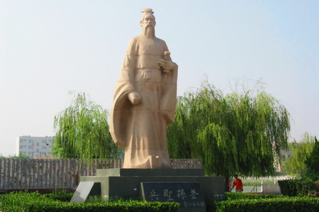 In Dongying, einer Stadt in der ostchinesischen Provinz Shandong, wird in Zukunft ein Themenpark über Sunzi (auch Sun Wu, 544 bis 496 v. Chr.), einen bekannten chinesischen Strategen, General und Philosophen, entstehen.