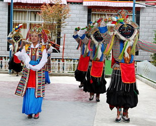 Die Tibet-Oper ist ein Überbegriff für alle tibetischen Opernkunstformen. Die Geschichte der Tibet-Oper reicht 600 Jahre zurück, sie ist damit 200 Jahre älter als die Pekingoper. Die Tibet-Oper wird auch gerne als 'lebendes Fossil der tibetischen Kultur' bezeichnet.