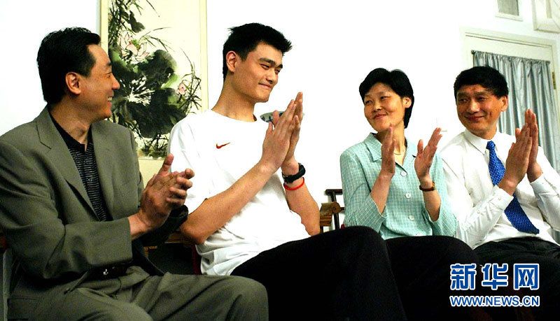 Chinas Basketball-Superstar Yao Ming hat nach neun Jahren seine Karriere in der US-Liga NBA beendet. Dies berichteten alle amerikanischen Sportmedien am Wochenende.