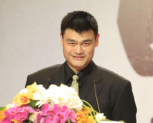 Nach Vermutungen der Fans und zahlreichen Medienberichten hat der chinesische Basketballstar Yao Ming heute selbst seinen Rücktritt im Alter von 31 Jahren bestätigt.