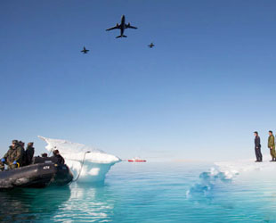 Analysten forderten die chinesische Regierung am Montag auf, Chinas Anwesenheit in der Arktis zu verstärken. Grund ist ein zunehmender Wettkampf um Boden und die darunter verborgenen Ressourcen und Handelswege zwischen den Staaten der nördlichen Polarregion. Analysten forderten die chinesische Regierung am Montag auf, Chinas Anwesenheit in der Arktis zu verstärken. Grund ist ein zunehmender Wettkampf um Boden und die darunter verborgenen Ressourcen und Handelswege zwischen den Staaten der nördlichen Polarregion.