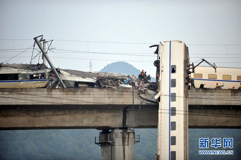 Am Samstagabend war der Hochgeschwindigkeitszug (CRH) D301 auf einer Brücke nahe der Stadt Wenzhou der Provinz Zhejiang in den im Gleis stehenden Zug D3115 gerast. Dabei waren zwei Waggon von der Brücke gefallen.