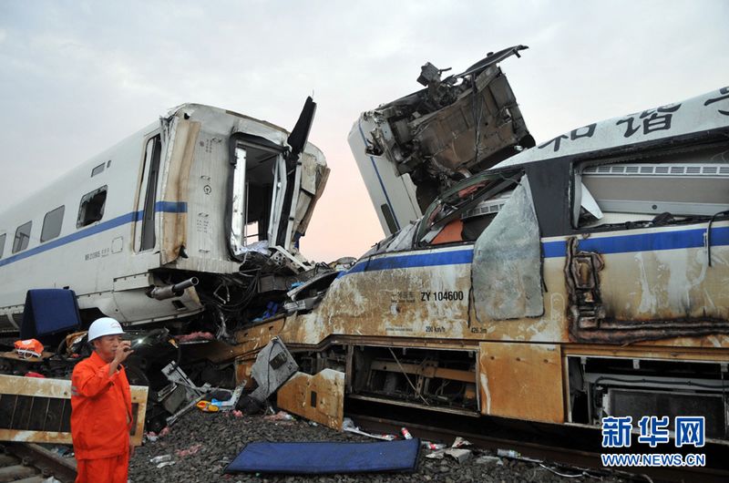 Am Samstagabend war der Hochgeschwindigkeitszug (CRH) D301 auf einer Brücke nahe der Stadt Wenzhou der Provinz Zhejiang in den im Gleis stehenden Zug D3115 gerast. Dabei waren zwei Waggon von der Brücke gefallen.