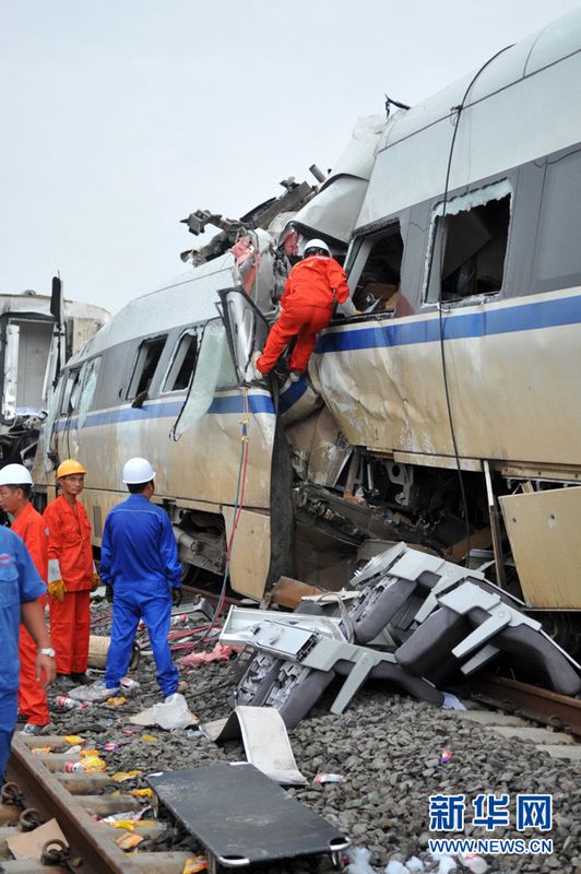 Am Samstagabend war der Hochgeschwindigkeitszug (CRH) D301 auf einer Brücke nahe der Stadt Wenzhou der Provinz Zhejiang in den im Gleis stehenden Zug D3115 gerast. Dabei waren zwei Waggon von der Brücke gefallen.