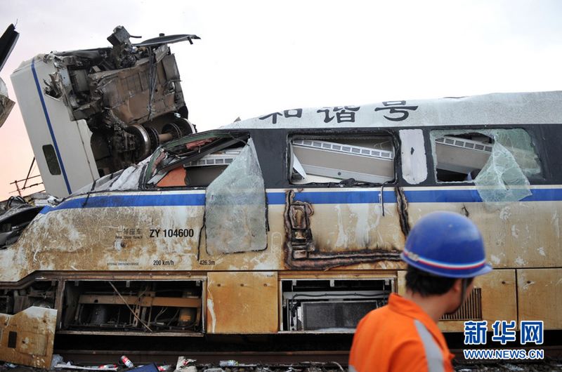 Am Samstagabend war der Hochgeschwindigkeitszug (CRH) D301 auf einer Brücke nahe der Stadt Wenzhou der Provinz Zhejiang in den im Gleis stehenden Zug D3115 gerast. Dabei waren zwei Waggon von der Brücke gefallen.