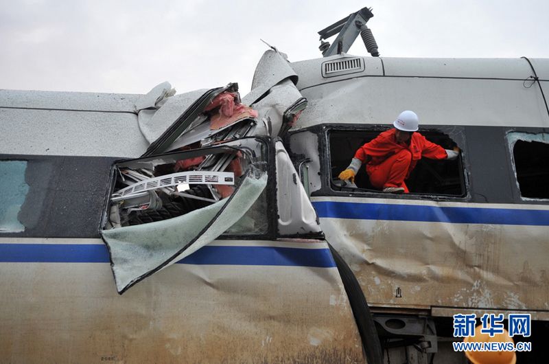 Am Samstagabend war der Hochgeschwindigkeitszug (CRH) D301 auf einer Brücke nahe der Stadt Wenzhou der Provinz Zhejiang in den im Gleis stehenden Zug D3115 gerast. Dabei waren zwei Waggon von der Brücke gefallen.