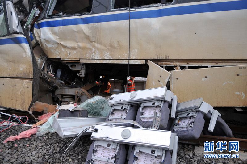 Am Samstagabend war der Hochgeschwindigkeitszug (CRH) D301 auf einer Brücke nahe der Stadt Wenzhou der Provinz Zhejiang in den im Gleis stehenden Zug D3115 gerast. Dabei waren zwei Waggon von der Brücke gefallen.