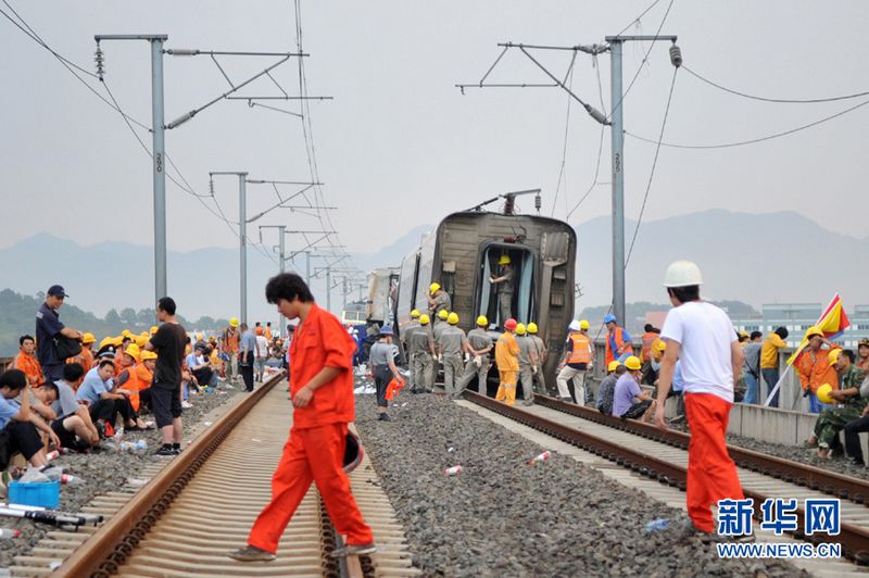 Am Samstagabend war der Hochgeschwindigkeitszug (CRH) D301 auf einer Brücke nahe der Stadt Wenzhou der Provinz Zhejiang in den im Gleis stehenden Zug D3115 gerast. Dabei waren zwei Waggon von der Brücke gefallen.