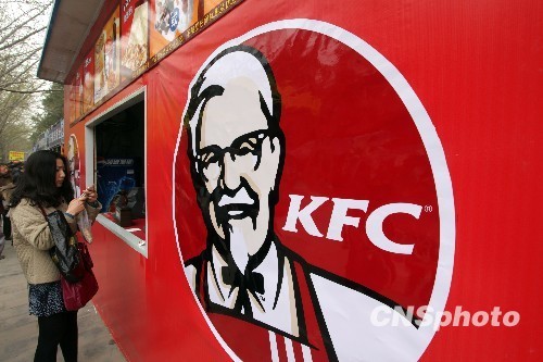 Kentucky Fried Chicken steht derzeit in China im Kreuzfeuer der Kritik, nachdem angeblich einige Filialen das Speiseöl nicht häufig genug ausgetauscht und bei Zubereitungen eine allzu lockere Haltung hinsichtlich der Hygiene an den Tag gelegt haben.