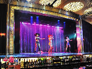 Neben seinen unzähligen Attraktionen und seinem umfangreichen historischen und kulturellen Erbe wird Macao auch als 'Las Vegas des Ostens' bezeichnet. Die Casinos blühen und gedeihen hier prächtig. Neben den wichtigen Casinos, wie zum Beispiel das Venetian Macao, gehört das Grand Lisboa zu den Häusern mit Tradition und Geschichte, es wurde von Spielcasino-König Stanley Ho gegründet.