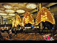 Neben seinen unzähligen Attraktionen und seinem umfangreichen historischen und kulturellen Erbe wird Macao auch als 'Las Vegas des Ostens' bezeichnet. Die Casinos blühen und gedeihen hier prächtig. Neben den wichtigen Casinos, wie zum Beispiel das Venetian Macao, gehört das Grand Lisboa zu den Häusern mit Tradition und Geschichte, es wurde von Spielcasino-König Stanley Ho gegründet.