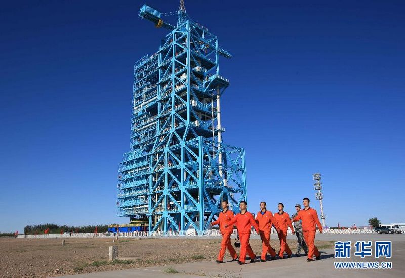 Gestern um 9:30 Uhr fingen die Techniker im Satellitenstarzentrum Jiuquan in der westchinesischen Provinz Gansu damit an, die Trägerrakete des Weltraummoduls 'Tiangong-1' aufzutanken. Bis 18 Uhr konnte die Betankung mit insgesamt 450 Tonnen Brennstoff abgeschlossen werden.