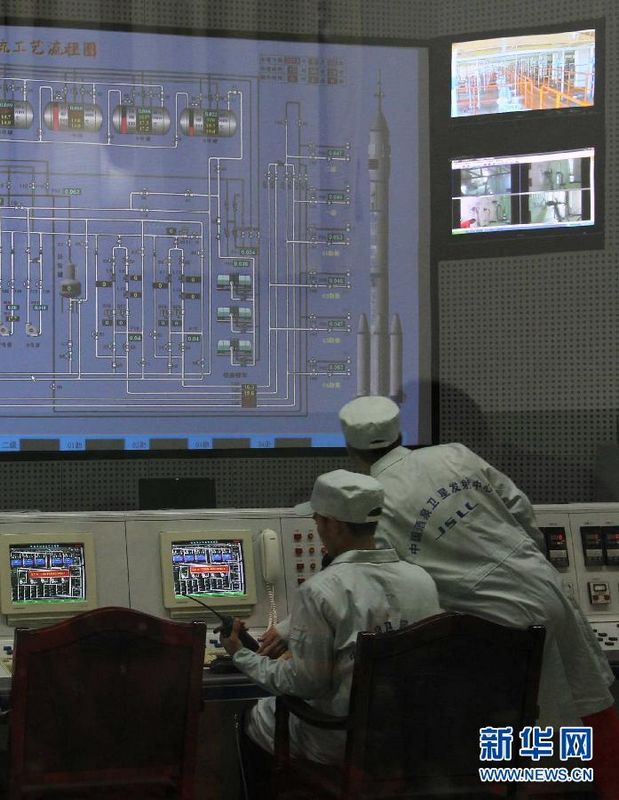 Gestern um 9:30 Uhr fingen die Techniker im Satellitenstarzentrum Jiuquan in der westchinesischen Provinz Gansu damit an, die Trägerrakete des Weltraummoduls 'Tiangong-1' aufzutanken. Bis 18 Uhr konnte die Betankung mit insgesamt 450 Tonnen Brennstoff abgeschlossen werden.