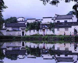 Das Hong-Dorf befindet sich südwestlich der Gelben Gebirge in der Provinz Anhui und liegt elf Kilometer von dem Kreis Yi entfernt. Dieses alte Dorf wurde 2000 von der UNESCO in die Liste des Weltkulturerbes aufgenommen.