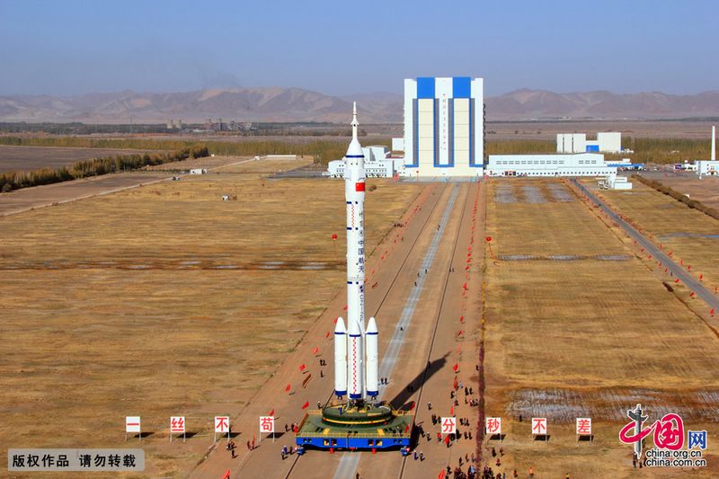 Das Raumschiff 'Shenzhou 8', das an dem bereits ins All geschickten Modul 'Tiangong 1' andocken soll, ist gestern zusammen mit der Trägerrakete auf die Abschussrampe im Satellitenstartzentrum Jiuquan in der nordwestchinesischen Provinz Gansu gestellt worden.