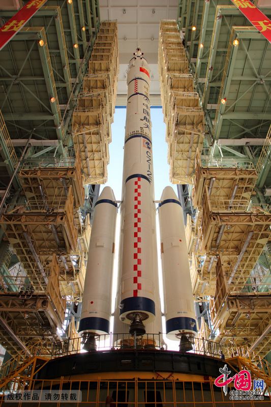 Das Raumschiff 'Shenzhou 8', das an dem bereits ins All geschickten Modul 'Tiangong 1' andocken soll, ist gestern zusammen mit der Trägerrakete auf die Abschussrampe im Satellitenstartzentrum Jiuquan in der nordwestchinesischen Provinz Gansu gestellt worden.