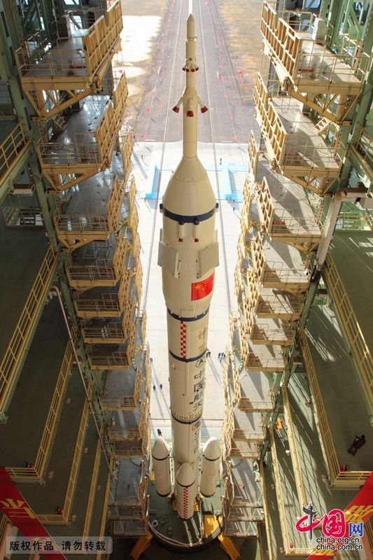 Das Raumschiff 'Shenzhou 8', das an dem bereits ins All geschickten Modul 'Tiangong 1' andocken soll, ist gestern zusammen mit der Trägerrakete auf die Abschussrampe im Satellitenstartzentrum Jiuquan in der nordwestchinesischen Provinz Gansu gestellt worden.