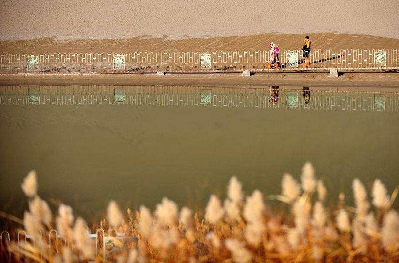 Investitionen verwandeln Dunhuang in eine echte Oase in der Wüste Gobi 