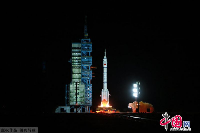 Das chinesische Raumschiff 'Shenzhou 8' ist am Dienstag um 05:58 Uhr Ortszeit mit der von China selbst entwickelten Trägerrakete 'Langer Marsch II F' erfolgreich gestartet. Im All soll es an den Testmodul der ersten Weltraumstation Chinas 'Tiangong 1' andocken.