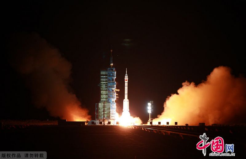 Das chinesische Raumschiff 'Shenzhou 8' ist am Dienstag um 05:58 Uhr Ortszeit mit der von China selbst entwickelten Trägerrakete 'Langer Marsch II F' erfolgreich gestartet. Im All soll es an den Testmodul der ersten Weltraumstation Chinas 'Tiangong 1' andocken.