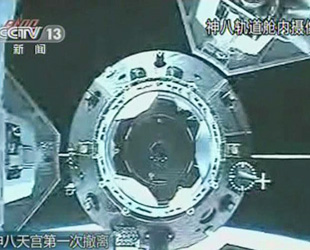 Laut Angaben von Chinas Raumfahrtbehörde hat die Raumkapsel „'Shenzhou 8' am Montagabend um acht Uhr zum zweiten Mal erfolgreich an die Raumstation 'Tiangong 1' angedockt.