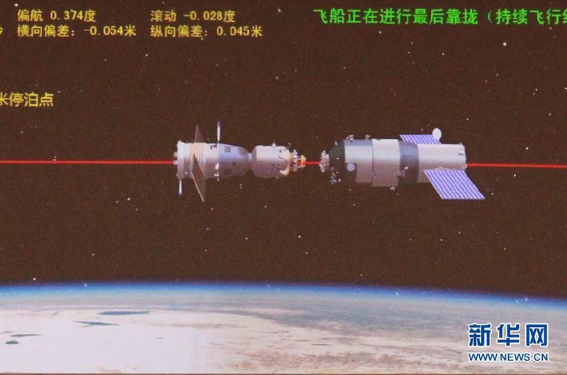 Laut Angaben von Chinas Raumfahrtbehörde hat die Raumkapsel „'Shenzhou 8' am Montagabend um acht Uhr zum zweiten Mal erfolgreich an die Raumstation 'Tiangong 1' angedockt.