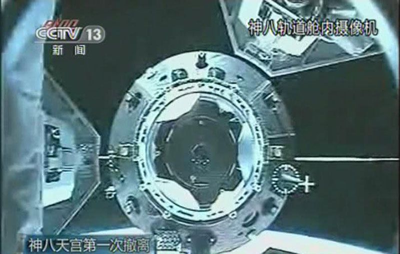 Laut Angaben von Chinas Raumfahrtbehörde hat die Raumkapsel „'Shenzhou 8' am Montagabend um acht Uhr zum zweiten Mal erfolgreich an die Raumstation 'Tiangong 1' angedockt.