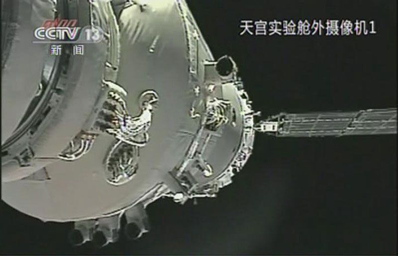 Laut Angaben von Chinas Raumfahrtbehörde hat die Raumkapsel „'Shenzhou 8' am Montagabend um acht Uhr zum zweiten Mal erfolgreich an die Raumstation 'Tiangong 1' angedockt.