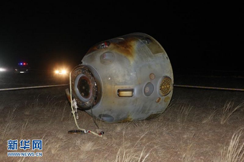 Das chinesische Raumschiff 'Shenzhou 8', das zwei Andockungsmanöver mit der Raumstation 'Tiangong 1' erfolgreich durchgeführt hat ist heute im Autonomen Gebiet Innere Mongolei gelandet.