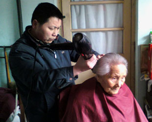 Einrichtungen für ältere Menschen in China sind noch nicht üblich. Altwerden im Schoß der Familie bleibt die traditionelle Art und Weise. Während einige diese Tradition als ein gesellschaftliches Problem wahrnehmen, haben andere die Geschäftspotenzial darin entdeckt.