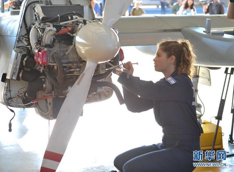 Die Heron wird intern im israelischen Militär Machatz-1 genannt. Sie wird von der Israel Aerospace Industries hergestellt und gilt als eine leise, ausdauernde, hochfliegende und allwetterfähige Aufklärungsdrohne. Neben den israelischen Luftstreitkräften wird das UAV von acht weiteren Staaten, darunter auch Deutschland, importiert und eingesetzt.