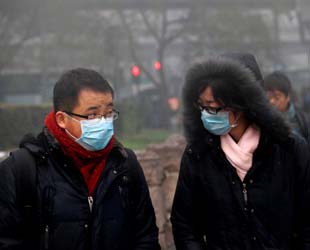 Das anhaltend trübe Wetter und die Debatte zwischen der US-Botschaft und der Beijinger Umweltschutzbehörde über den 'PM 2.5'-Wert werden endlich die gängigen Standards für Luftqualität verdrängen. Neue Bewertungsstandards sollen spätestens 2016 in Kraft treten.