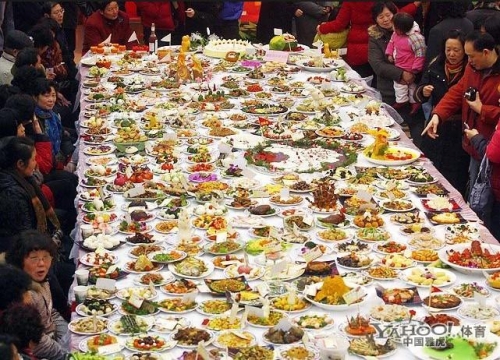 Das Jahr 2011 verabschiedet sich bald von uns. In diesem Jahr hat man in vielen Länder allerlei lustige und außergewöhnliche Rekorde aufgestellt.