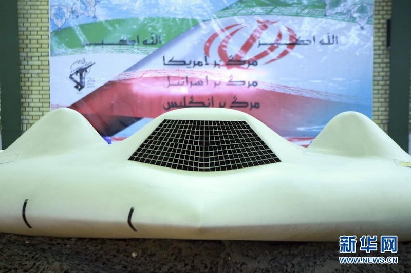 Das iranische Militär hat gestern in mehreren Fernsehprogrammen ein Video über ein amerikanisches UAV (unbemanntes Flugzeug) des Typs RQ-170 veröffentlicht, das angeblich von der iranischen Luftabwehr abgeschossene wurde.