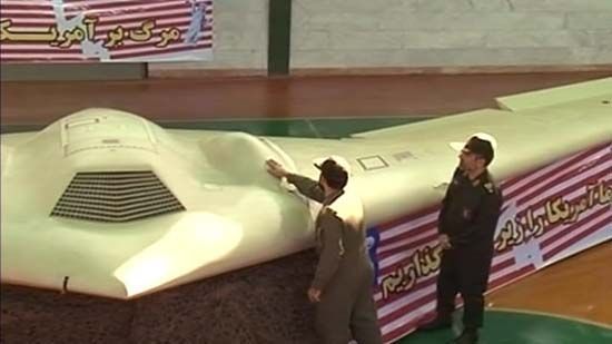 Das iranische Militär hat gestern in mehreren Fernsehprogrammen ein Video über ein amerikanisches UAV (unbemanntes Flugzeug) des Typs RQ-170 veröffentlicht, das angeblich von der iranischen Luftabwehr abgeschossene wurde.