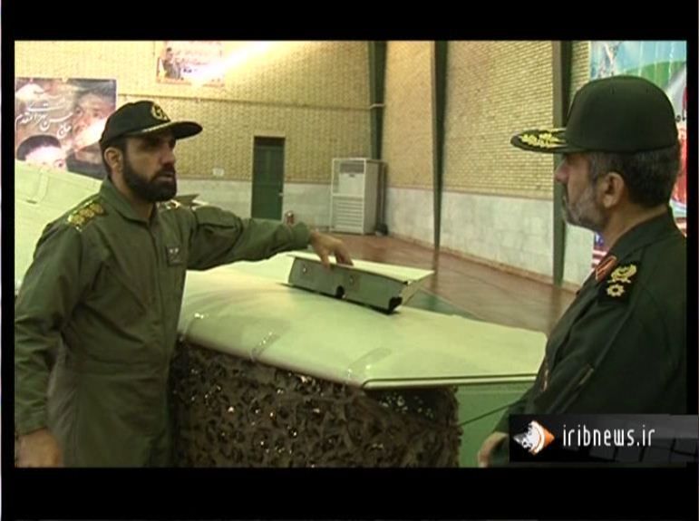 Das iranische Militär hat gestern in mehreren Fernsehprogrammen ein Video über ein amerikanisches UAV (unbemanntes Flugzeug) des Typs RQ-170 veröffentlicht, das angeblich von der iranischen Luftabwehr abgeschossene wurde.