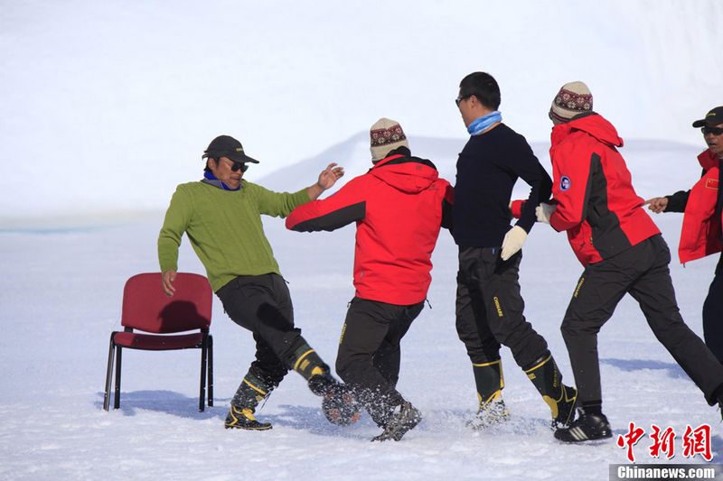 Das chinesische Expeditionsteam hat gestern die 'Südpol-Spiele' in der Station Zhongshan veranstaltet. In einem Fünf-Personen-Eisfußballspiel erschienen plötzlich zwei Pinguine. Sie zeigten überhaupt keine Angst vor Menschen und fingen den Ball 'mühelos' ab.