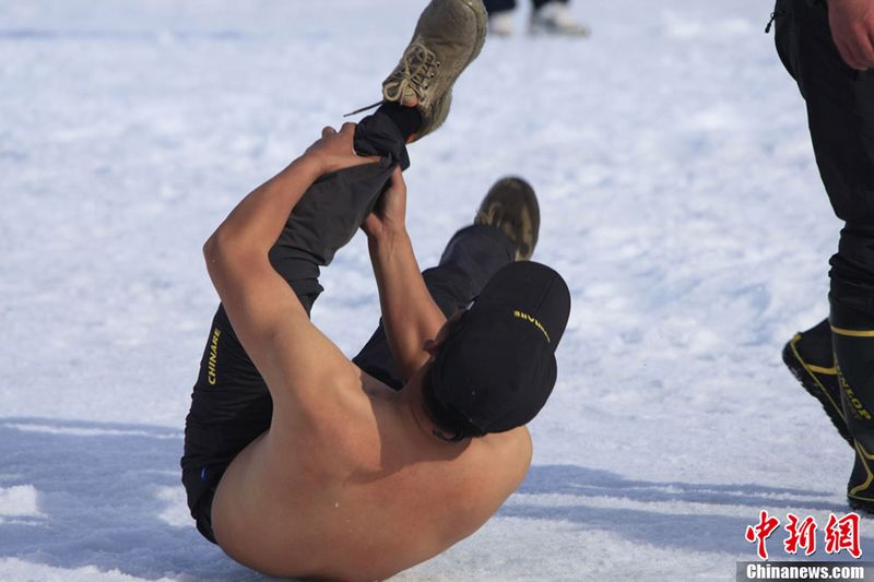 Das chinesische Expeditionsteam hat gestern die 'Südpol-Spiele' in der Station Zhongshan veranstaltet. In einem Fünf-Personen-Eisfußballspiel erschienen plötzlich zwei Pinguine. Sie zeigten überhaupt keine Angst vor Menschen und fingen den Ball 'mühelos' ab.