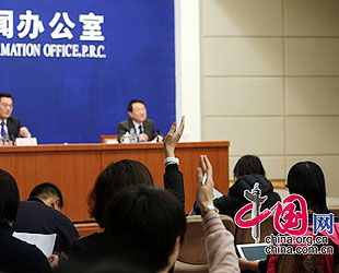 Das Pressebüro des chinesischen Staatsrats hat am Donnerstag das 'Weißbuch über Chinas Raumfahrt 2011' veröffentlicht. In den nächsten fünf Jahren wird China selbständige Innovationen verstärken und Öffnung und Zusammenarbeit mit dem Ausland ausbauen.