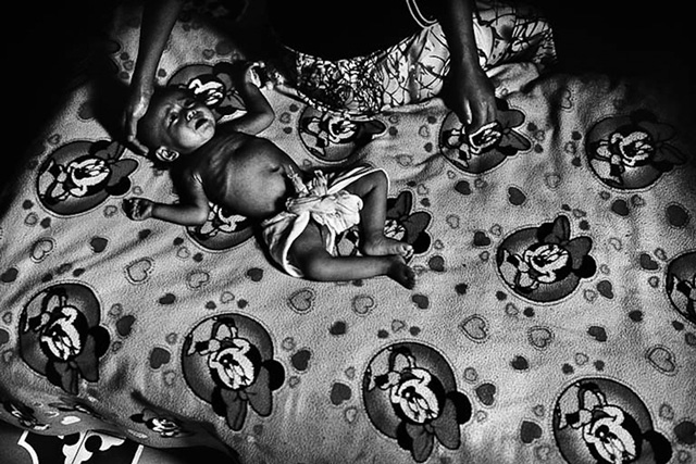 UNICEF Deutschland hat die Preise für den Wettbewerb 'UNICEF-Foto des Jahres 2011' verliehen. Der 30jährige deutsche freie Fotograf Kai Löffelbein hat mit seinem Werk 'Ghana: Unser Müll in Afrika' den ersten Preis gewonnen. UNICEF Deutschland hat die Preise für den Wettbewerb 'UNICEF-Foto des Jahres 2011' verliehen. Der 30jährige deutsche freie Fotograf Kai Löffelbein hat mit seinem Werk 'Ghana: Unser Müll in Afrika' den ersten Preis gewonnen.