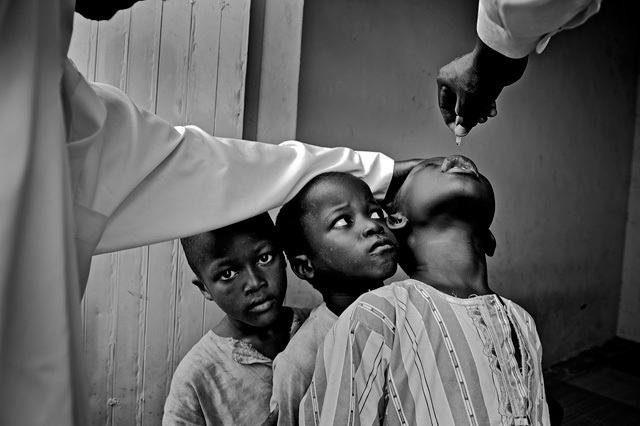 UNICEF Deutschland hat die Preise für den Wettbewerb 'UNICEF-Foto des Jahres 2011' verliehen. Der 30jährige deutsche freie Fotograf Kai Löffelbein hat mit seinem Werk 'Ghana: Unser Müll in Afrika' den ersten Preis gewonnen. UNICEF Deutschland hat die Preise für den Wettbewerb 'UNICEF-Foto des Jahres 2011' verliehen. Der 30jährige deutsche freie Fotograf Kai Löffelbein hat mit seinem Werk 'Ghana: Unser Müll in Afrika' den ersten Preis gewonnen.