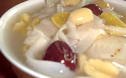 Die 'Suppe aus fünf Früchten' ist typisch im östlichen Gebiet der südchinesischen Provinz Guangzhou. Wie der Name schon andeutet, gibt es in der Suppe fünf Sachen: Longane-Früchte, Ginkgos, Lotuskernen, die Körner der Hiobsträne und Lilien. Am ersten Tag des chinesischen Neujahrs bereiten die Alten zu Hause diese Suppe vor und lassen die Jüngeren sie dann essen. Diese Tradition drückt den Wunsch aus, dass die ganze Familie wohlbehalten und gesund bleibe.